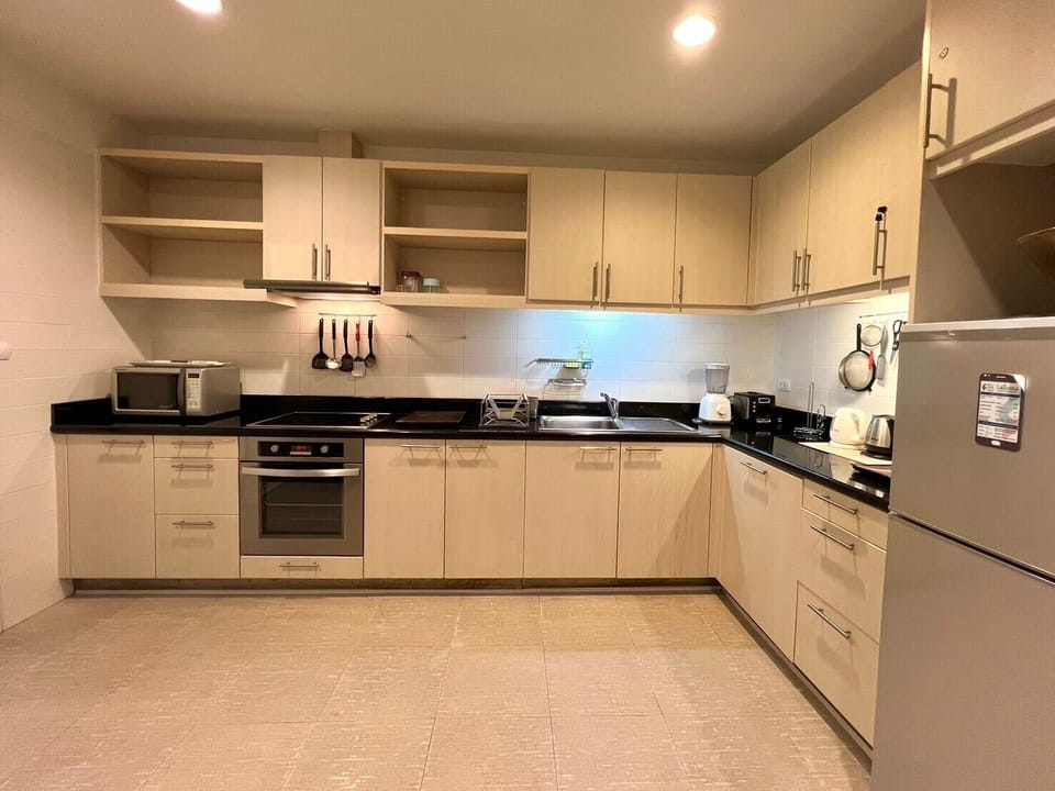 Standard House, 2 Bedrooms, Courtyard View | Private kitchen | Fridge, microwave, oven, stovetop