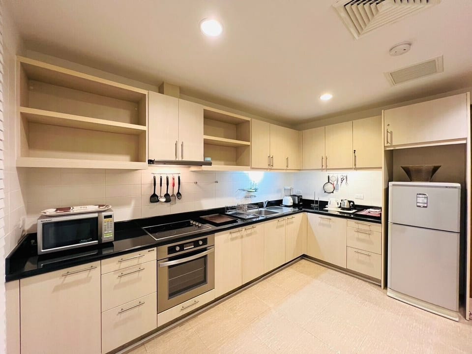 Standard House, 2 Bedrooms, Courtyard View | Private kitchen | Fridge, microwave, oven, stovetop
