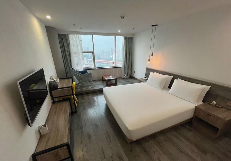City Room, 1 King Bed, River View | In-room safe, desk, laptop workspace, blackout drapes
