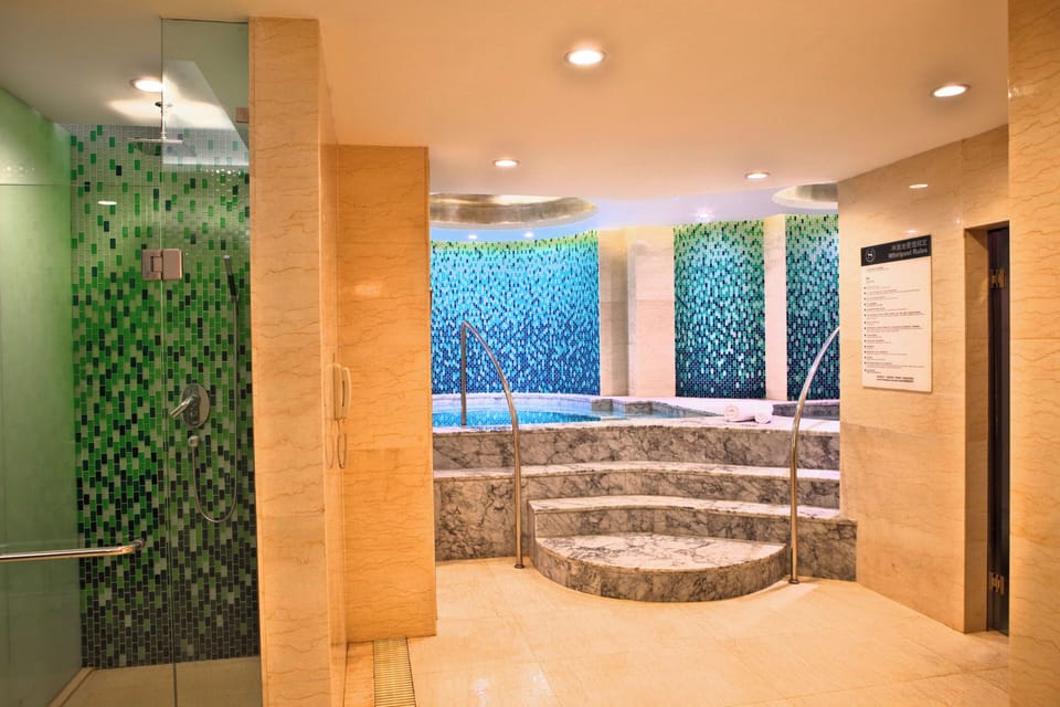 Indoor spa tub