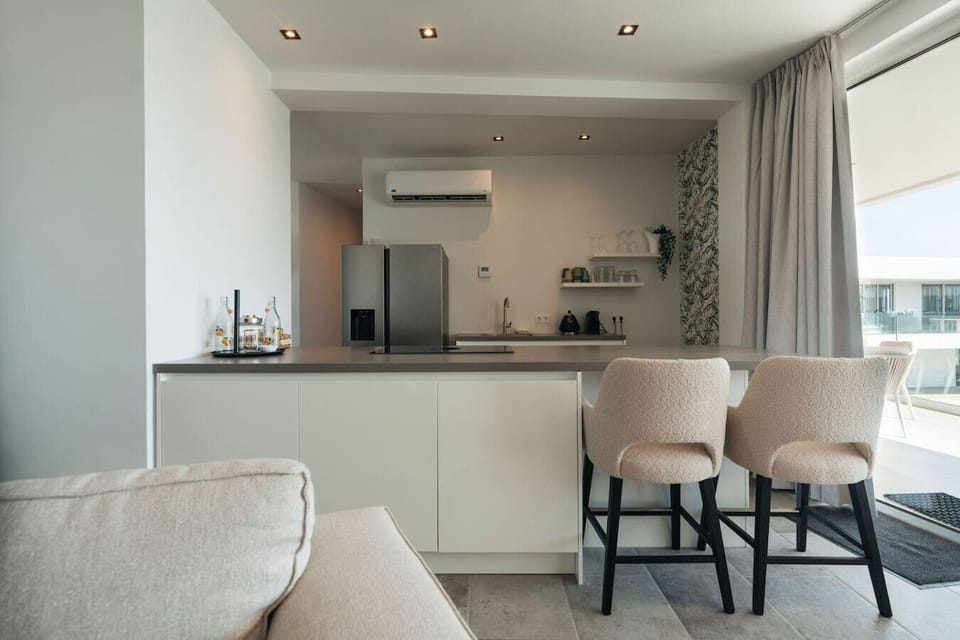 Your culinary adventure starts here! This sleek kitchen is not just a space to cook, but a stylish gathering spot where memories are made—whether it’s a quick snack or a gourmet feast.