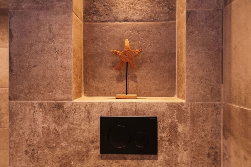 A touch of the coast to brighten your day! This charming starfish adds a splash of seaside charm to your bathroom, reminding you to relax and soak in the beach vibes during your stay.