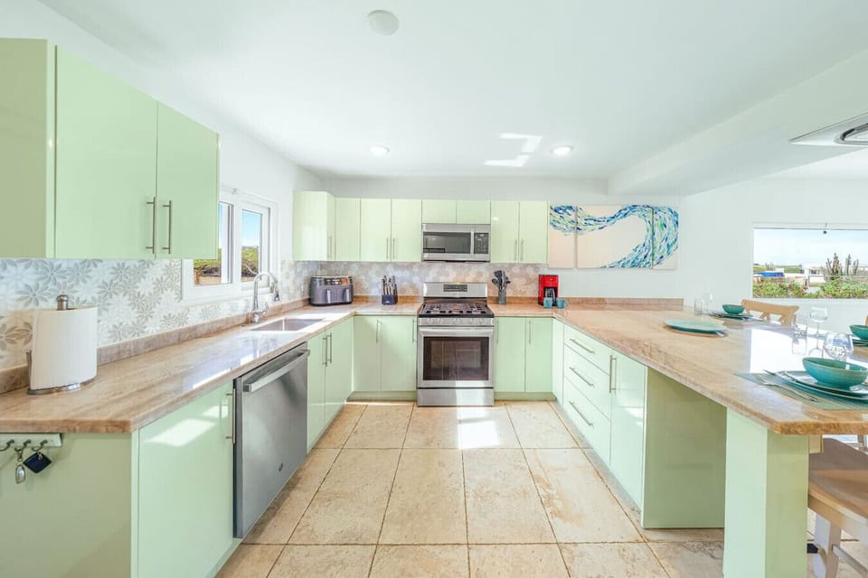 Cook up some vacation magic in this stylish kitchen! With modern appliances and plenty of space, it’s perfect for whipping up your favorite meals or enjoying brunch with a view.