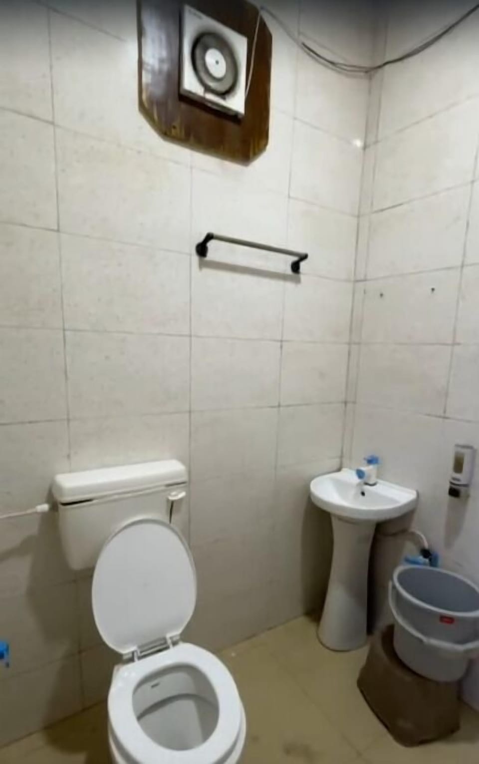 Deluxe Room | Bathroom | Shower, free toiletries, towels, soap