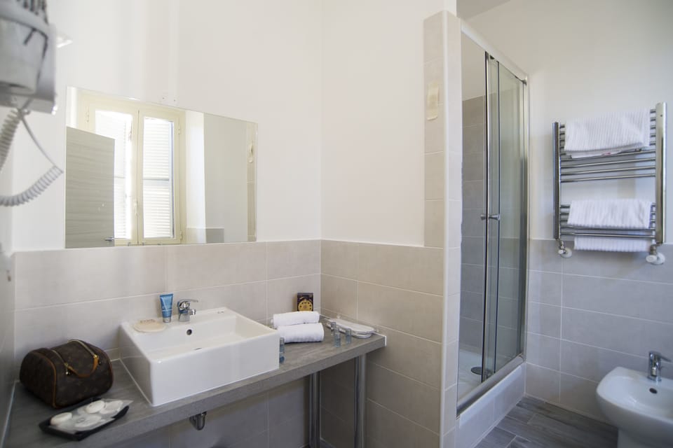 Superior Double Room | Bathroom | Shower, free toiletries, hair dryer, bidet