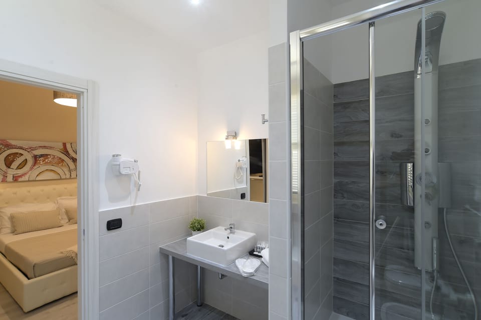 Superior Double Room | Bathroom | Shower, free toiletries, hair dryer, bidet