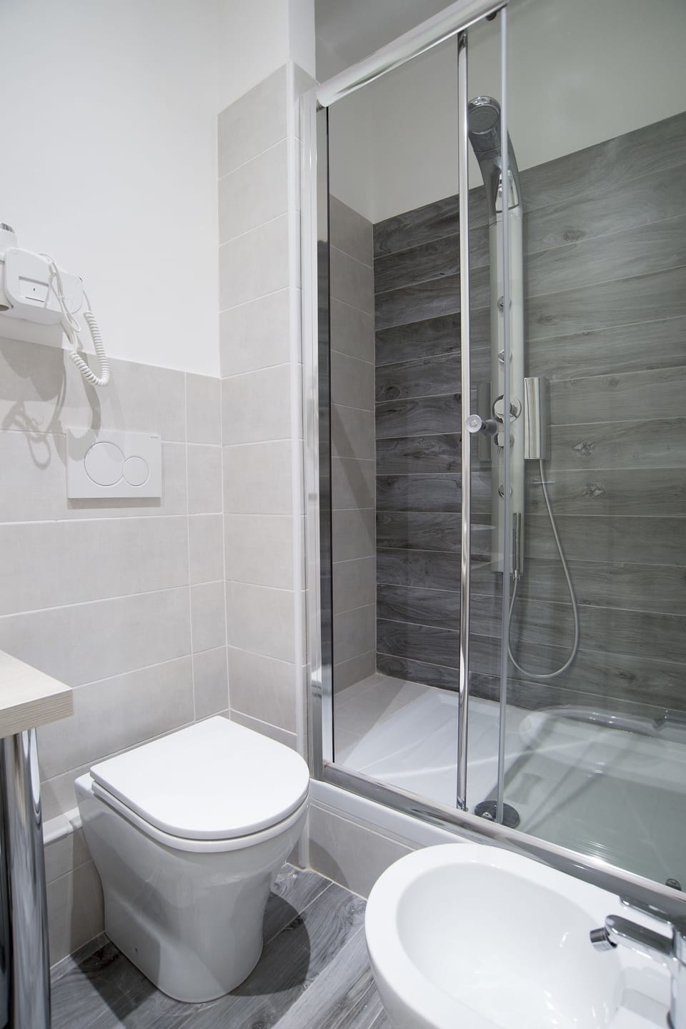 Double Room | Bathroom | Shower, free toiletries, hair dryer, bidet