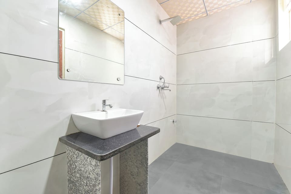 Shower, rainfall showerhead, free toiletries, towels