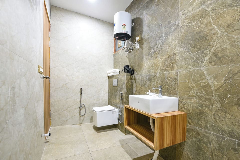 Deluxe Room | Bathroom | Shower, rainfall showerhead, free toiletries, towels