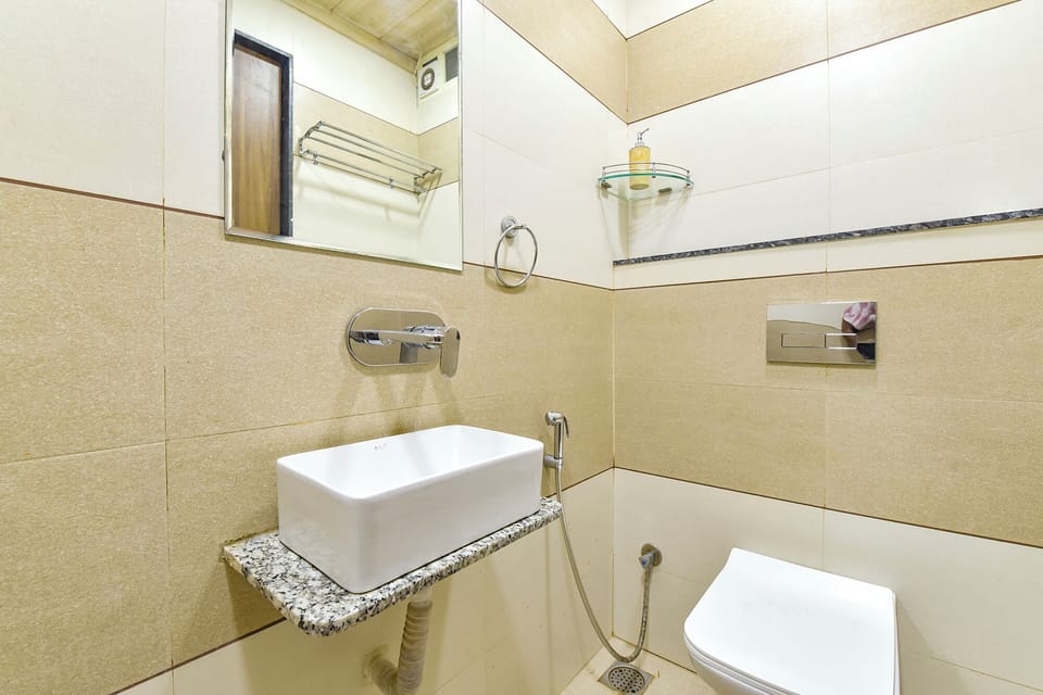 Shower, rainfall showerhead, free toiletries, towels