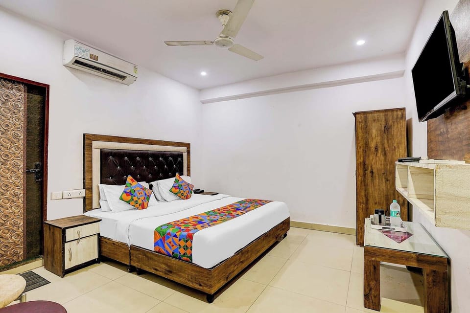 Deluxe Room | Egyptian cotton sheets, premium bedding, in-room safe, desk