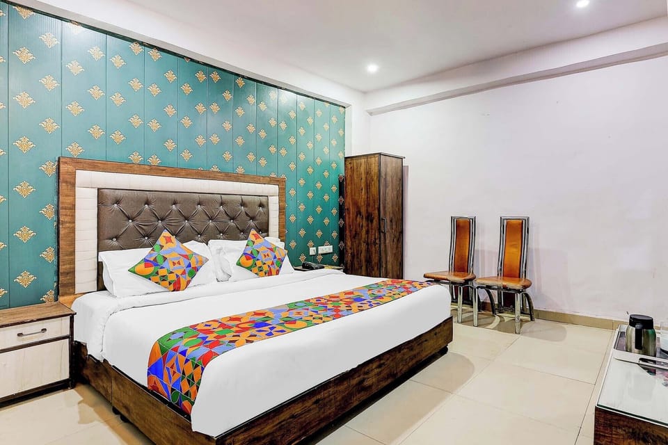 Egyptian cotton sheets, premium bedding, in-room safe, desk