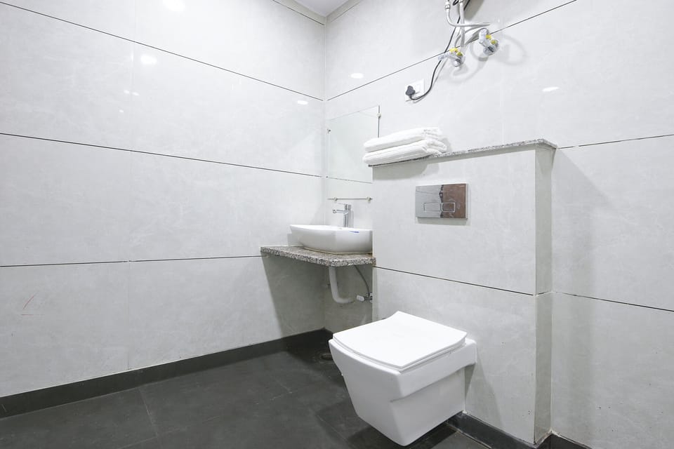 Deluxe Room | Bathroom | Shower, rainfall showerhead, free toiletries, towels