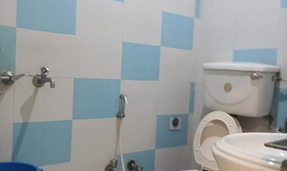Shower, rainfall showerhead, free toiletries, towels