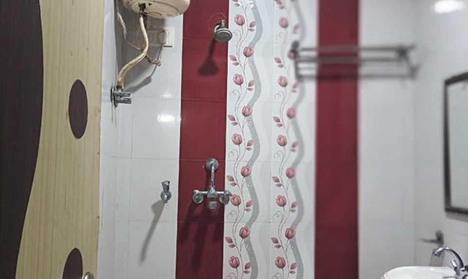 Shower, rainfall showerhead, free toiletries, towels
