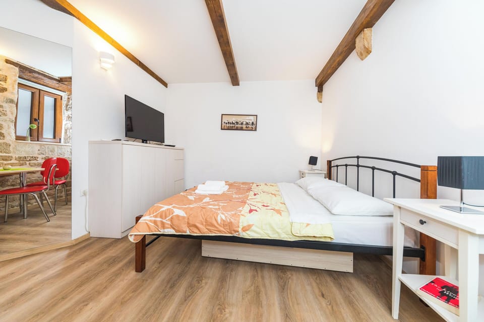 Studio | Iron/ironing board, cribs/infant beds, free WiFi, bed sheets