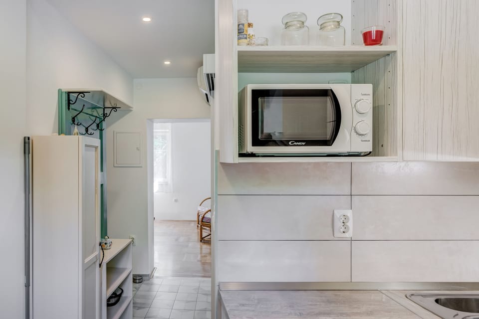 Studio | Private kitchen | Mini-fridge, microwave, stovetop, electric kettle