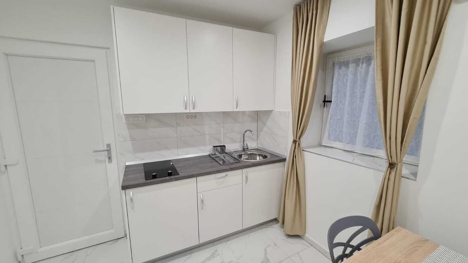 Studio | Private kitchen | Fridge, stovetop, electric kettle, toaster