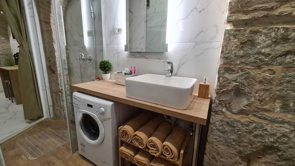 Studio | Bathroom | Shower, hair dryer, towels, soap