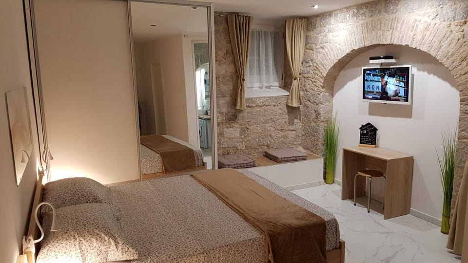 Studio | Living area | 26-inch flat-screen TV with cable channels
