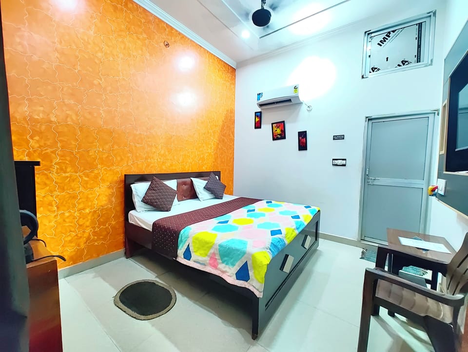Deluxe Double Room | Hypo-allergenic bedding, in-room safe, desk, soundproofing