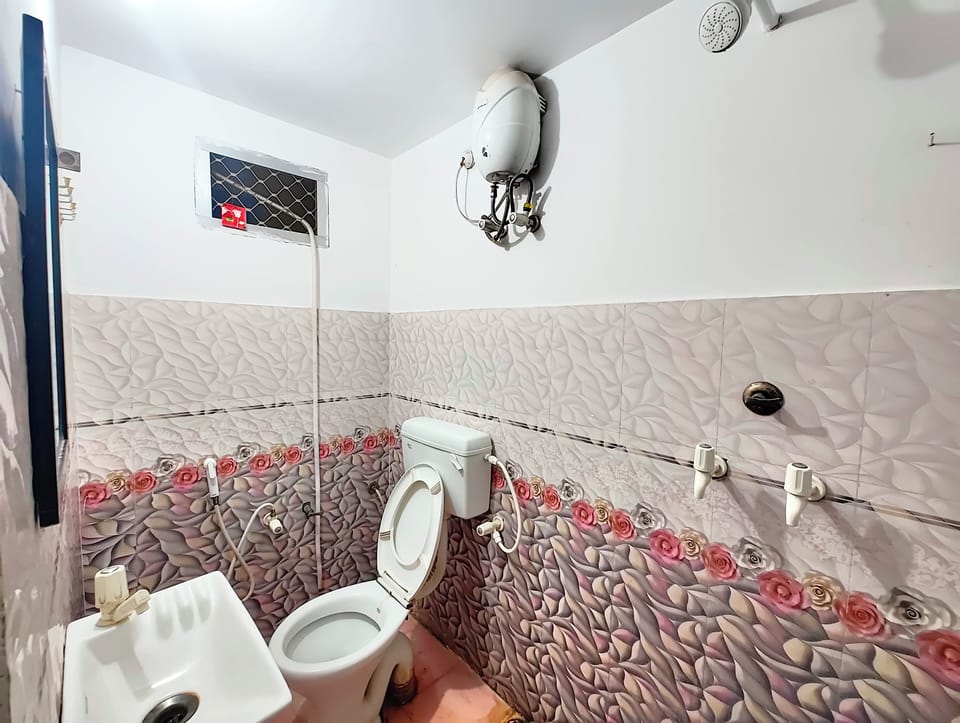 Deluxe Double Room | Bathroom | Shower, rainfall showerhead, free toiletries, slippers