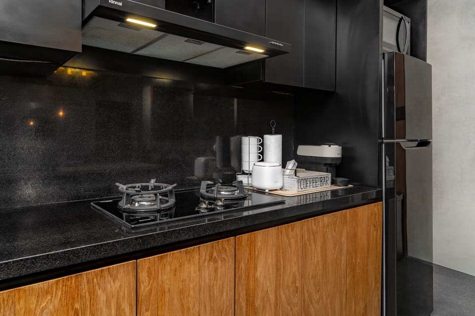 Full-size fridge, microwave, oven, stovetop