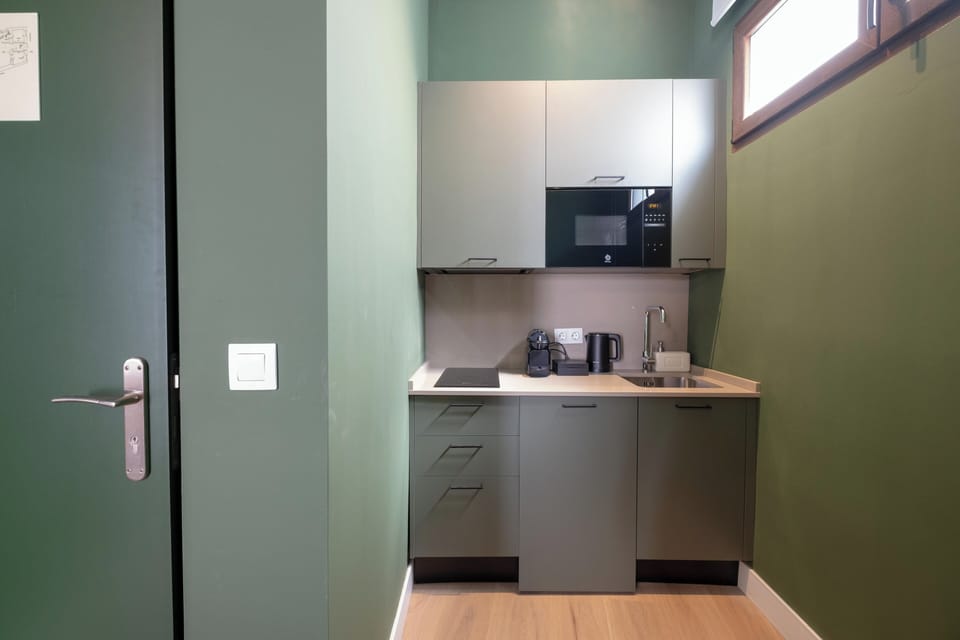Loft | Private kitchen | Fridge, microwave, stovetop, cookware/dishes/utensils