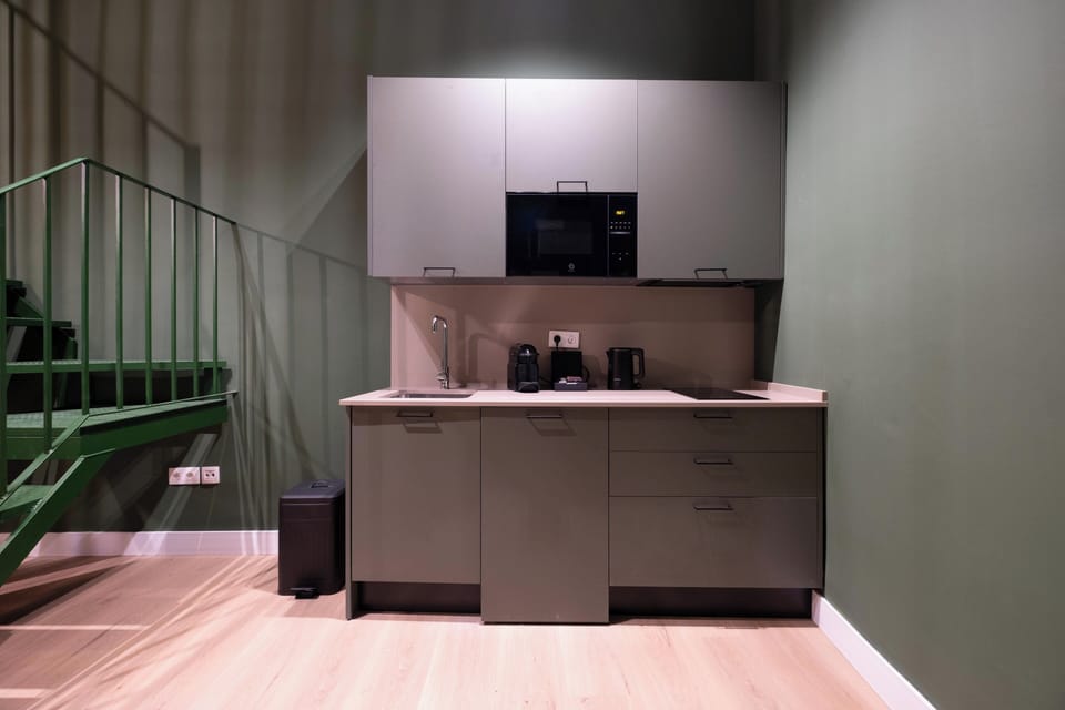 Family Apartment | Private kitchenette | Fridge, microwave, stovetop, cookware/dishes/utensils