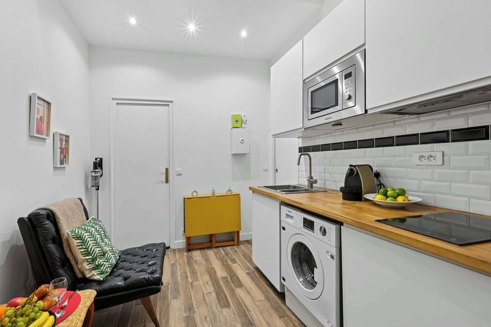 The kitchen is fully equipped to prepare a simple meal 