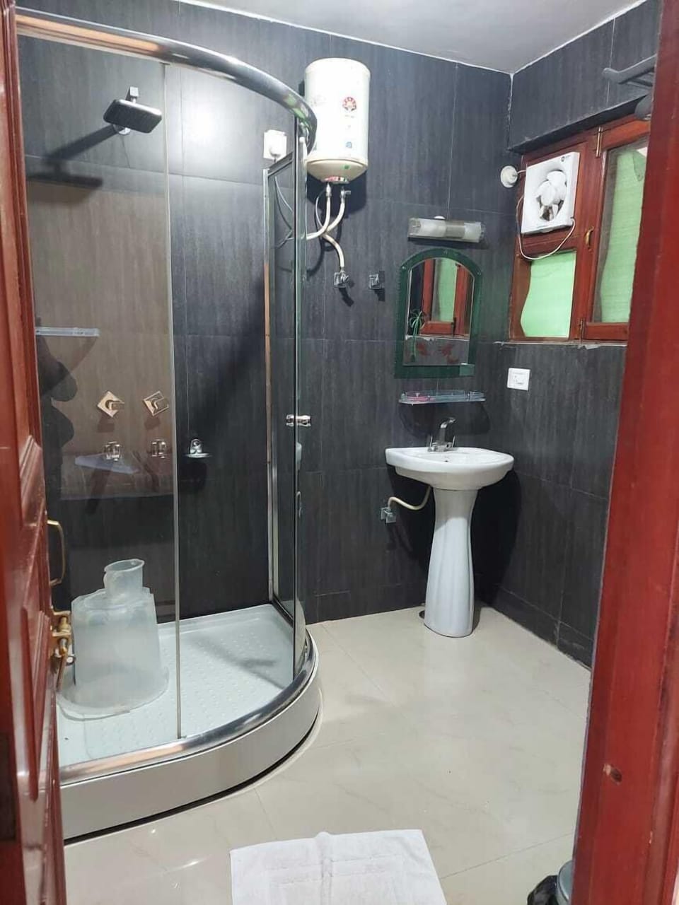 Deluxe Room, Balcony, Mountain View | Bathroom | Shower, free toiletries, towels, soap