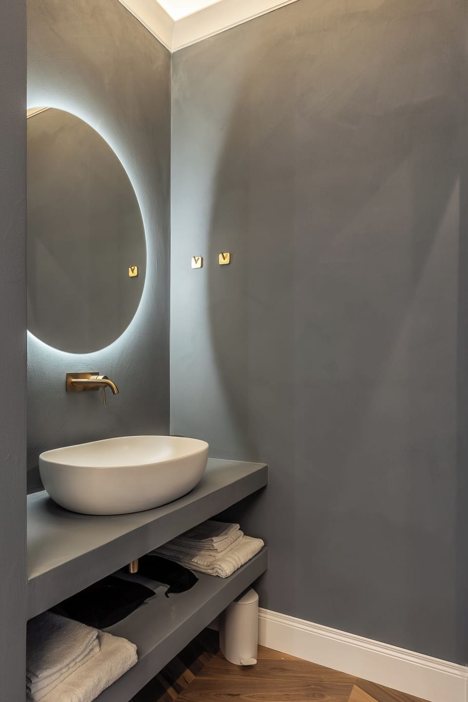 Appartamento Deluxe "vista fiume" | Bathroom | Shower, slippers