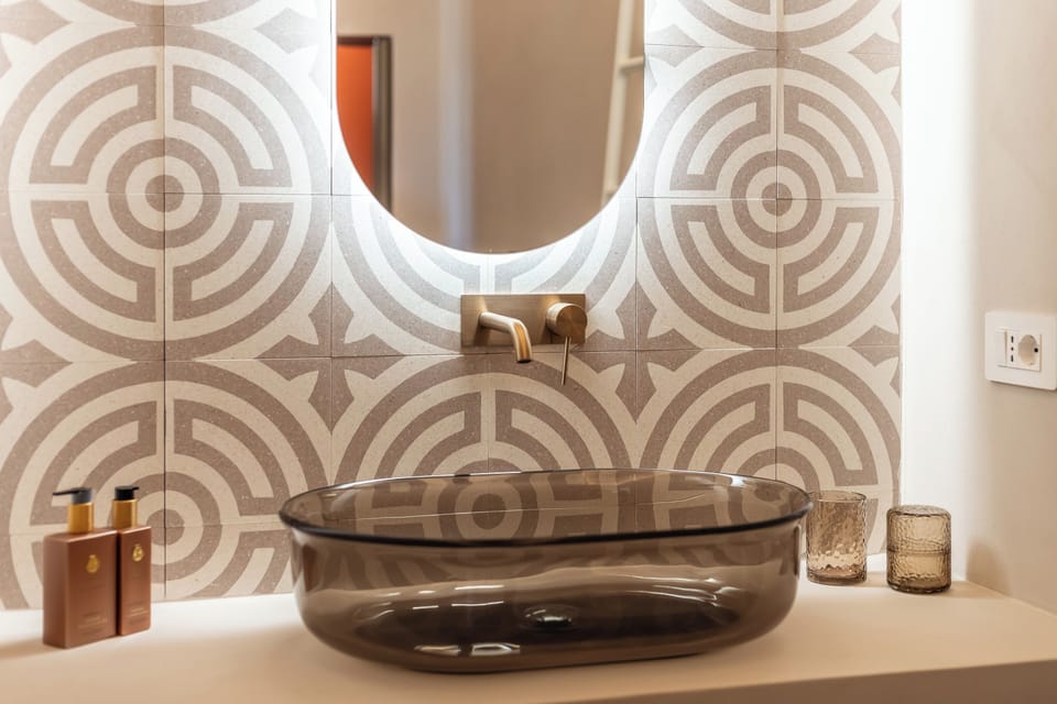 Appartamento Deluxe "vista fiume" | Bathroom | Shower, slippers