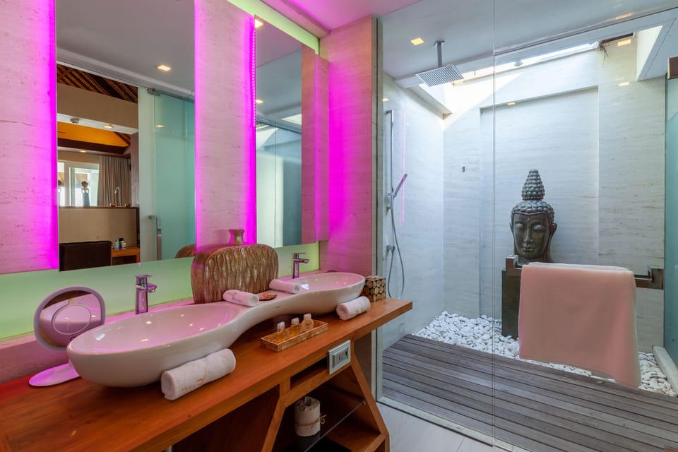 Separate tub and shower, jetted tub, hydromassage showerhead