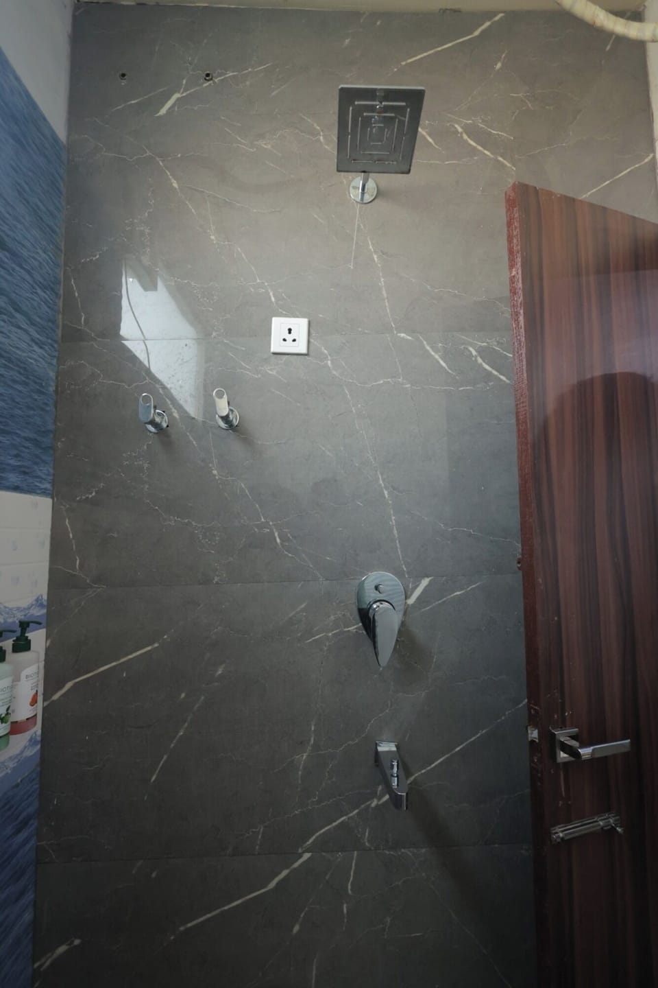 Superior Room, Air conditioning | Bathroom | Shower, designer toiletries, towels, soap
