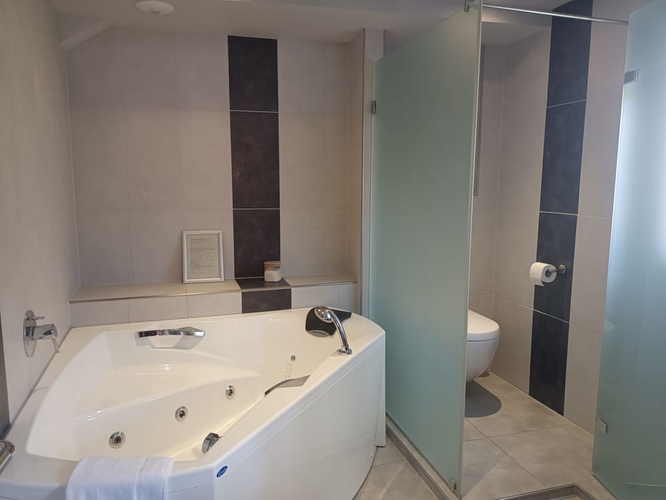 Suite (2) | Indoor spa tub
