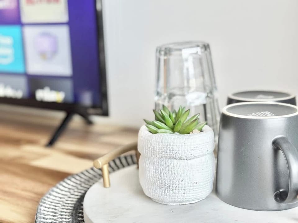 Savourez votre café tout en regardant vos émissions préférées dans cet espace élégant et accueillant !