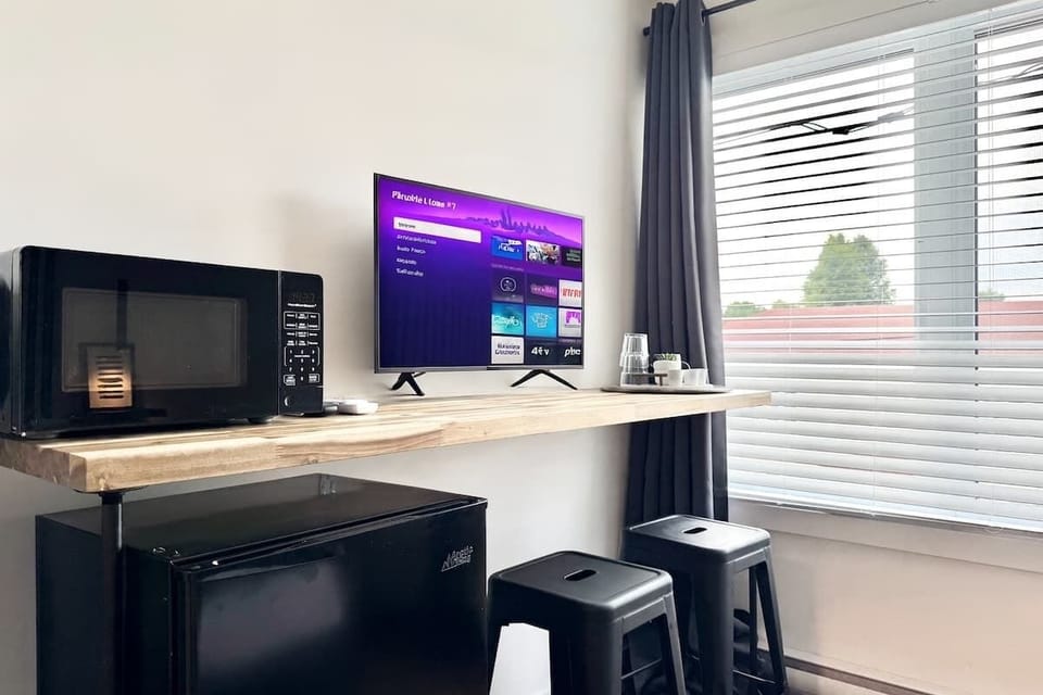 Dînez confortablement dans votre chambre grâce à un élégant réfrigérateur, un four à micro-ondes et des divertissements en streaming!