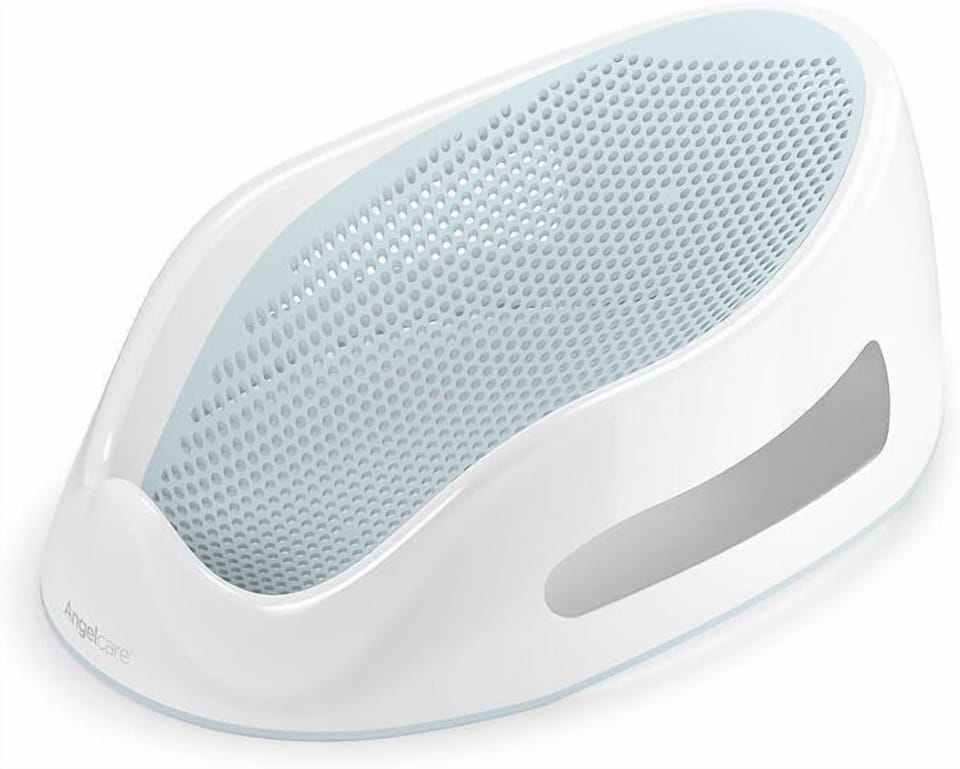 L'heure du bain simplifiée ! Notre salle de bain bien aménagée offre l'espace parfait pour nettoyer les tout-petits sans tracas. Moins de stress, plus d'éclaboussures!