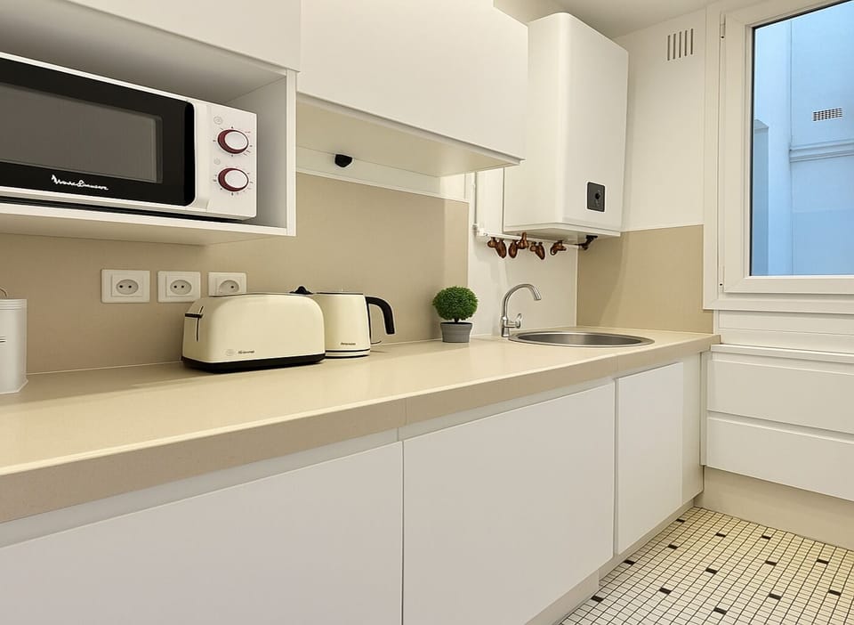 Apartment | Private kitchen | Microwave, oven, stovetop, cookware/dishes/utensils