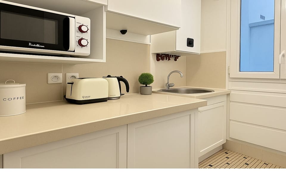 Apartment | Private kitchen | Microwave, oven, stovetop, cookware/dishes/utensils