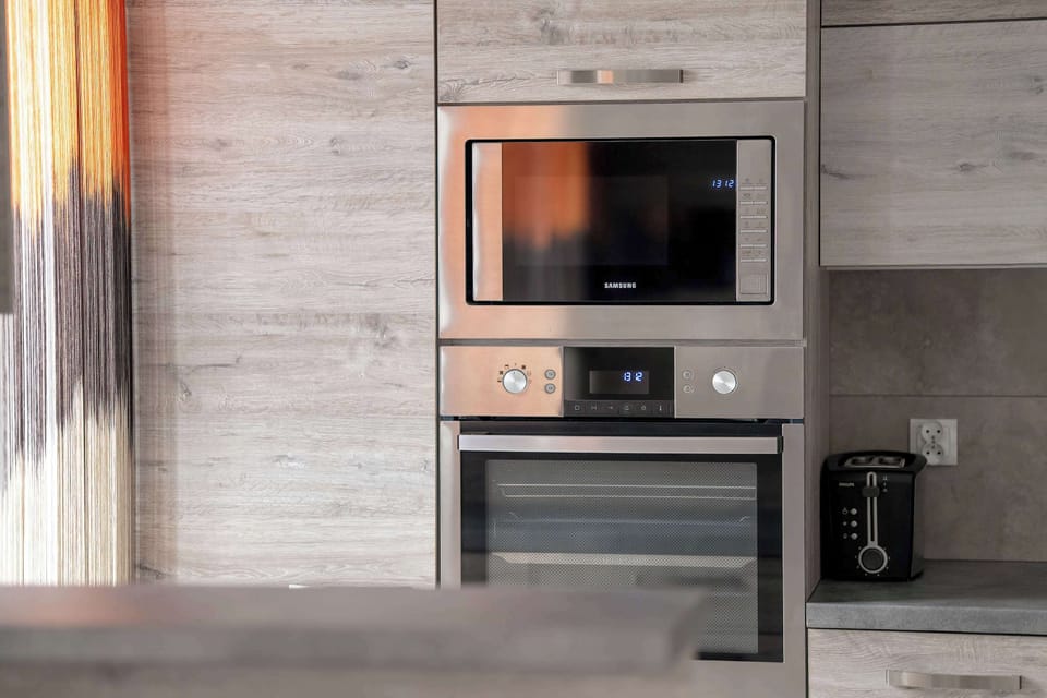 A built-in oven and microwave make it easy to prepare favorite dishes quickly, simplifying everyday meals.