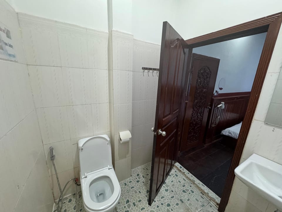 Deluxe Twin Room, 2 Double Beds | Bathroom | Shower, free toiletries, hair dryer, slippers