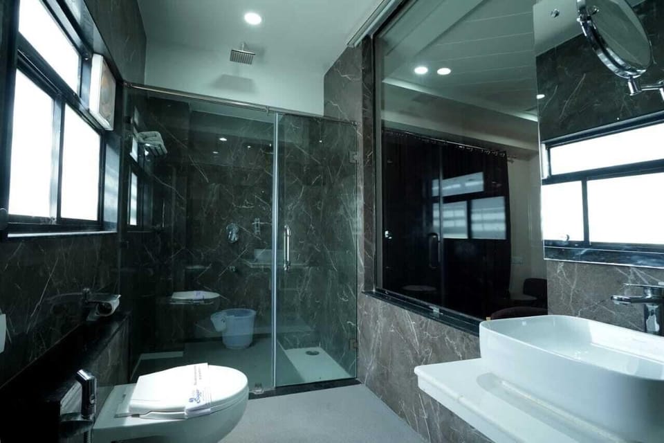Luxury Penthouse | Bathroom | Separate tub and shower, free toiletries, hair dryer, slippers