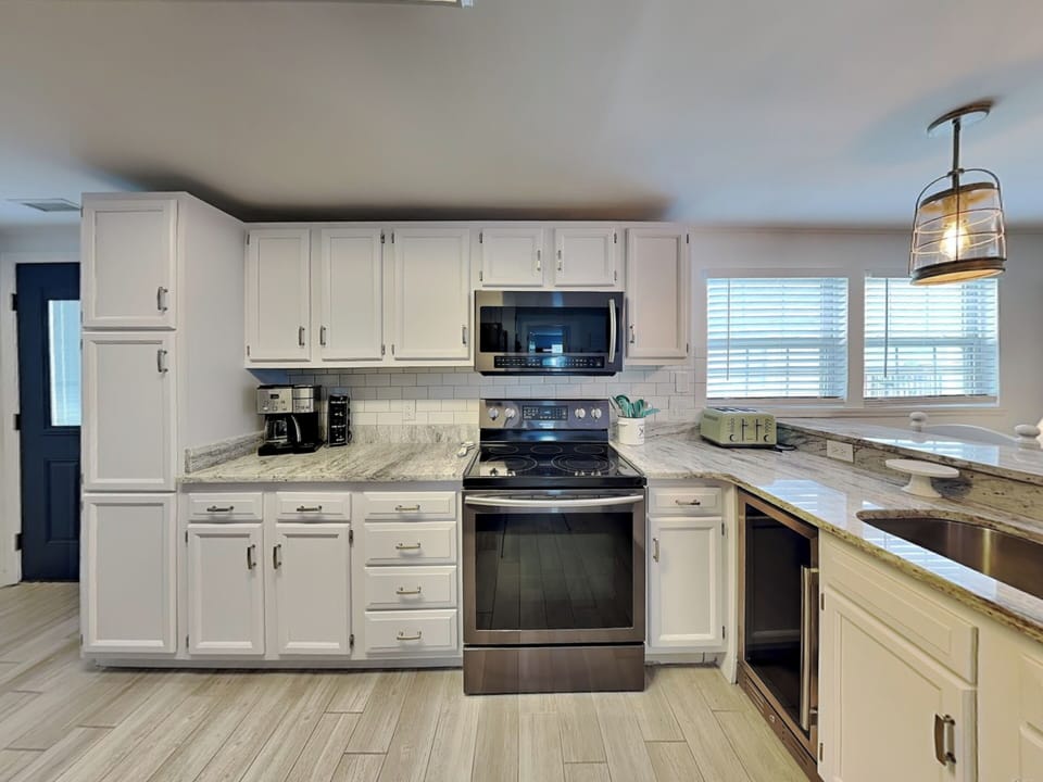 Fully Equipped Kitchen with Stainless Steel Appliance