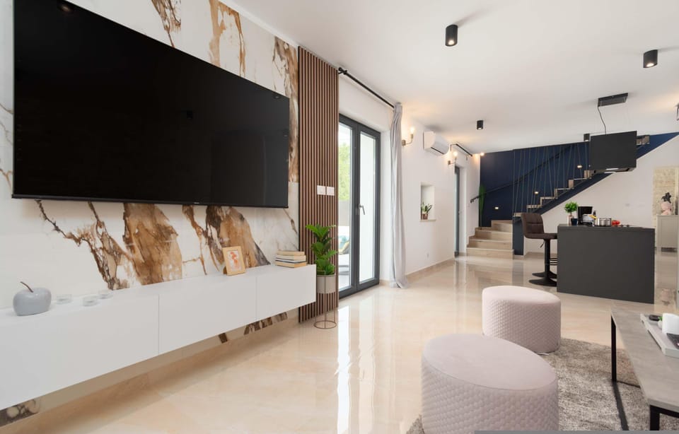 4 bedrooms, desk