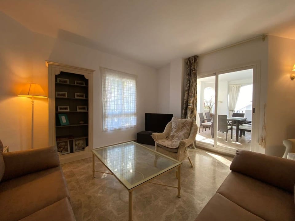 2 Bedroom With Pool View F-7 Apartment in Marbella