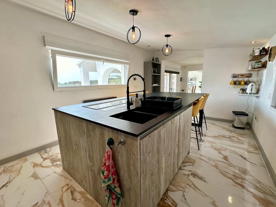 House | 5 bedrooms, high-speed internet