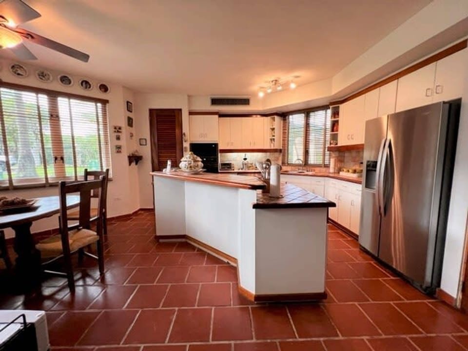 House | 3 bedrooms, desk