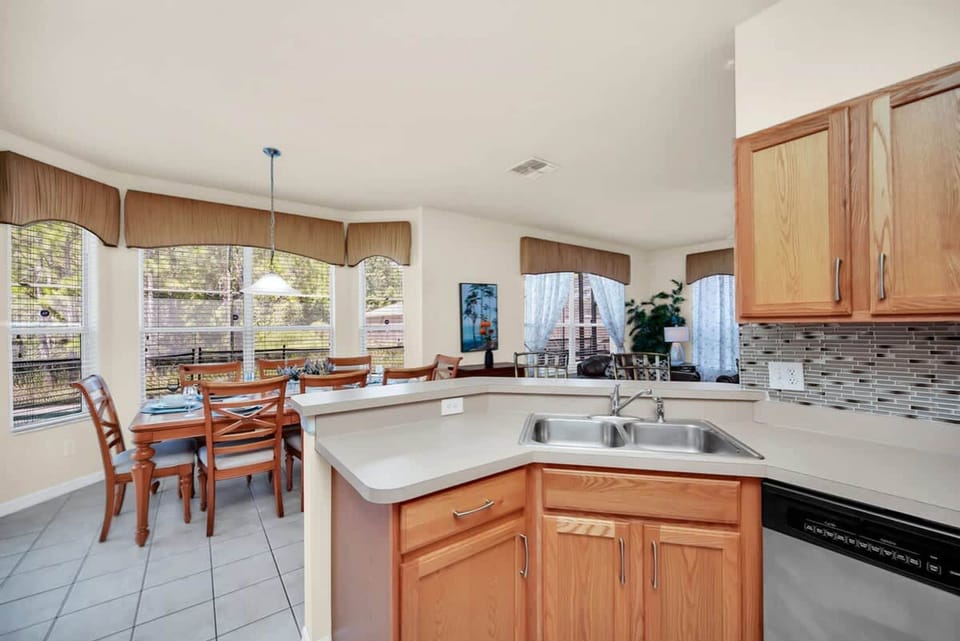 House | 5 bedrooms, high-speed internet